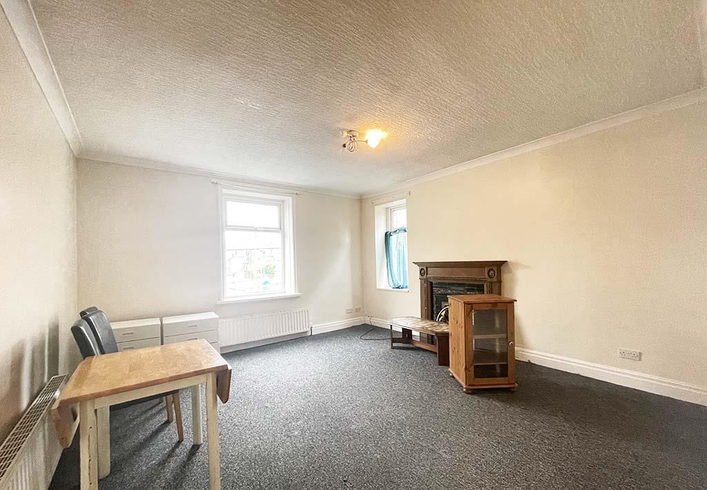 4 bedroom flat To Let in Barnoldswick - Lounge